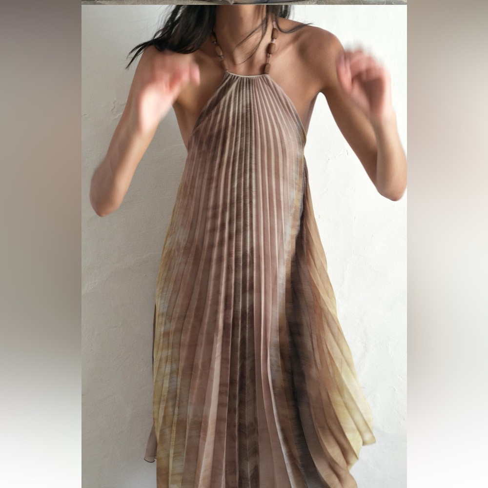 Tie dye halter pleated multicolored midi dress with beaded neck strap - Picture 8 of 11